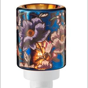Scentsy Midnight Floral Plug in warmer!